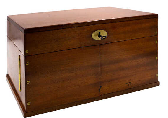 Дорожный набор настольных игр, компактно размещенных в специальной деревянной шкатулке с раздвижными створками, дополнительными вставками, креплениями и съемными полочками для хранения и транспортировки. 1880 - 1900-е гг. Западная Европа: